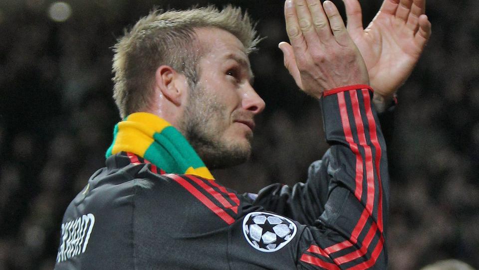 TILFELDIG?: David Beckham selv hevdet han ikke kjente til bakgrunnen for at Old Trafford bader i gult og gr�nt om dagen, etter � ha tatt p� seg et protestskjerf p� vei ut av Old Trafford onsdag. Gesten beskrives som ikonisk av supporterne, som n� h�per � gj�re Beckham til kampanjens h�ye beskytter. PR-eksperter er overbeviste om at Beckham visste n�yaktig hva han gjorde. Foto: EPA