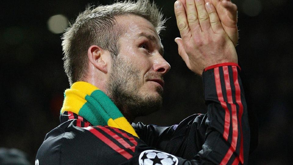 GLAZERNE ER IKKE BECKHAMS-SAK: David Beckham avviser at han st�ttet fansens kamp mot eierne i g�r, ved � ta i mot et skjerf med gult og gr�nt. Foto: AP/Matrin Rickett