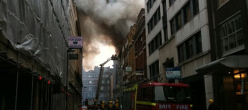 BRANN I LONDONS FINANSDISTRIKT:  Over 100 brannfolk kjemper mot brannen. Foto: indigo80/TweetPhoto