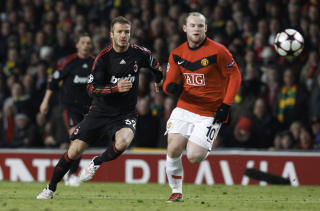 I MESSI-KLASSE: Beckham var raus med rosen til Wayne Rooney i g�r, han mener United-spissen er i klasse med Leonel Messi og Cristiano Ronaldo. Foto: REUTERS/Alessandro Bianchi