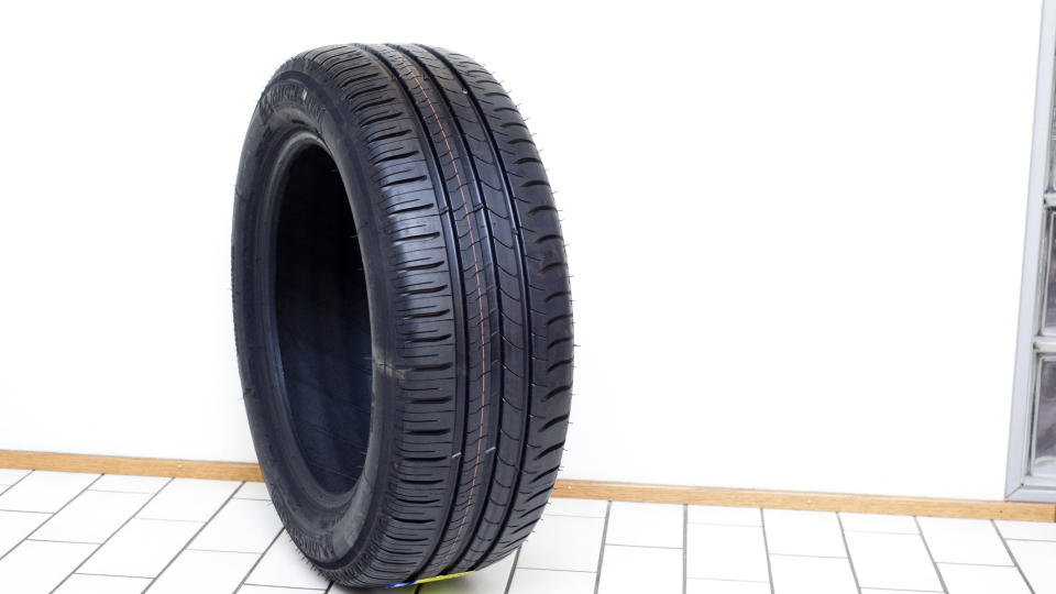AVSL�RER FARLIGE DEKK: De europeiske forbrukeorganisasjonenes store dekktest avsl�rer en rekke dekk som direkte farlige. Her er en av de to testvinnerne i dimensjonen 185/65R15H, Michelin Energy Saver. Foto: Thomas Rasmus Skaug / Dagbladet