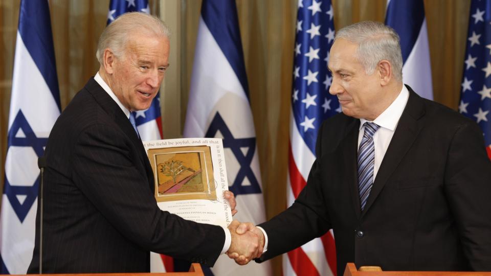 I TUSEN KNAS: Da bes�ket ble innledet, ba Joe Biden partene gripe muligheten. Men h�pet om � f� i gang fredsprosessen igjen forsvant raskt. Dette bildet er fra den felles pressekonferansen der Benjamin Netanyahu overrakte Biden et diplom han hadde knust glasset p�. Foto: AP Photo/Ariel Schalit/SCANPIX