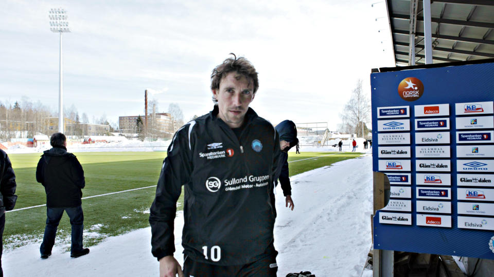 SKEPTISK: Foruten � gi alt p� fotballbanen, har Kongsvinger-kaptein Vidar Riseth f�lgende motto: - Sett aldri fra deg �len og g� p� do. Foto: Nina Hansen