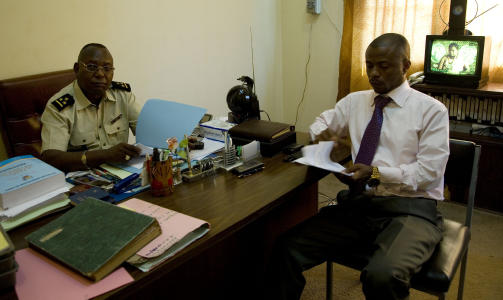 M�TE I G�R: Forberedende dommer i den milit�re h�yesterett i Kinshasa, oberst Jean Philippe Nkiama Matra m�tte forsvarer Andre Kibambe (t.h.), p� sitt kontor i g�r. Kibambe forsvarer Tjostolv Moland. Foto: TORE BERGSAKER