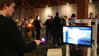 PR�VEKJ�RING: Gamer.nos Lasse Lervik tester ut PlayStation Move. Foto: MIKAEL H. GROVEN/GAMER.NO