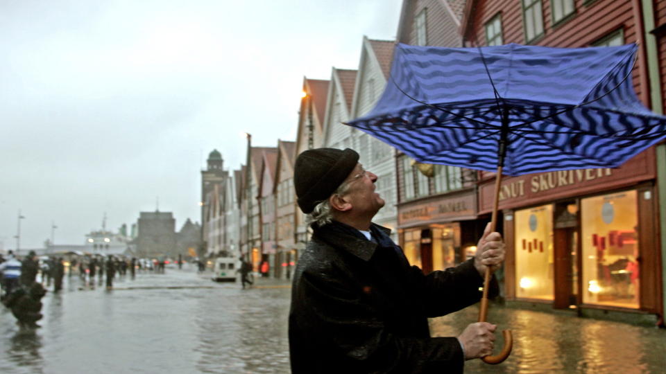 BRYGGEN: Dette bildet er tatt i desember 2005, Like ille blir det ikke i dag og i morgen. Foto: Oddmund Lunde.