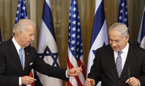 EN H�NDSREKNING: Joe Biden l�nte Benjamin Netanyahu en penn, slik at Israels statsminister kunne signere gaven han skulle gi USAs visepresident. Foto: AP Photo/Ariel Schalit/SCANPIX