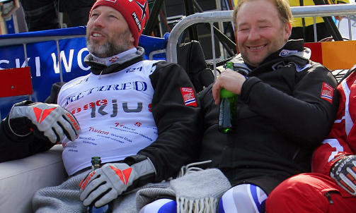 NORSK AFTER-SKI: Lasse Kjus og Kjetil Andr� Aamodt koste seg med sjampanje og �l etter Kjuser'ns siste renn i �re i 2006. Foto: Sven Nackstrand, AFP/Scanpix