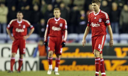 D�RLIG HOLDNING: Rafa Benitez ber om bedre lederskap fra kaptein Steven Gerrard og Liverpool-laget. Foto: AP/Jon Super