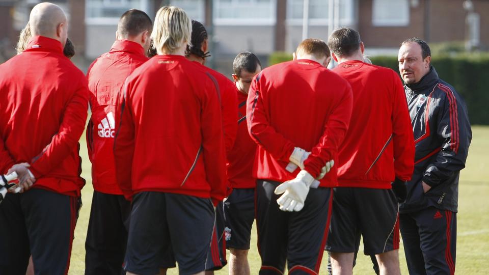 KLAR BESKJED: Benitez sier han har gitt melding om at samholdet under kamp m� forbedres. Her under en trenings�kt i Liverpool f�r avreise til Frankrike i g�r. Foto: AP/Tim Hales