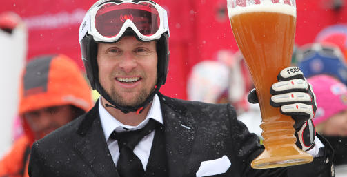 SK�L: Etter m�lpassering i Garmish-Partenkirchen fikk B�chel servert en solid �l. Foto: Miro Kuzmanovic, Reuters/Scanpix