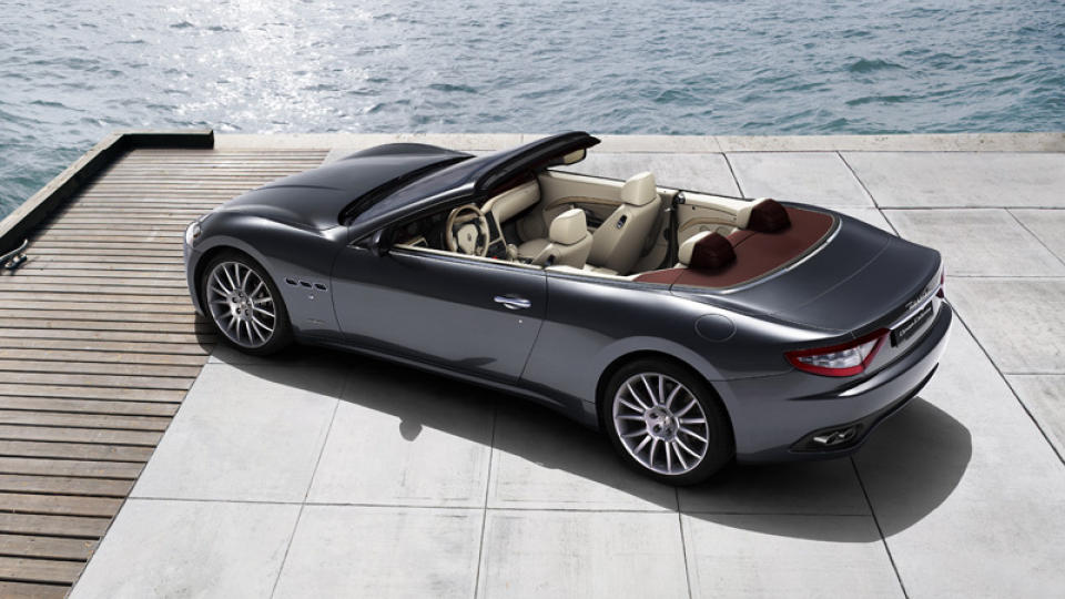 GR� MASERATI:  Skal du ha ny kabriolet til sommeren kan du gj�re verre valg enn denne. Selv om den er gr�, den nest mest vanlige fargen p� norske nybiler, vil du nok stikke deg ut i mengden.