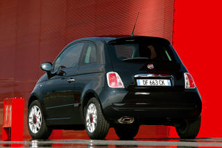 SVART FIAT: Har du en svart Fiat 500 i garasjen er du kanskje ikke redd for � stikke deg litt ut, men fargevalget ditt er i hvert fall helt i tr�d med hvermannsens.