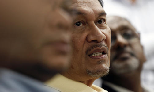 BENEKTER ALT: Anwar Ibrahim anklager regjeringen for � ha satt igang et plott mot ham. Han nekter straffskyld, mens aktor mener DNA beviser at Anwar tvang seg til sex med en mannlig medhjelper. Foto: REUTERS/Bazuki Muhammad