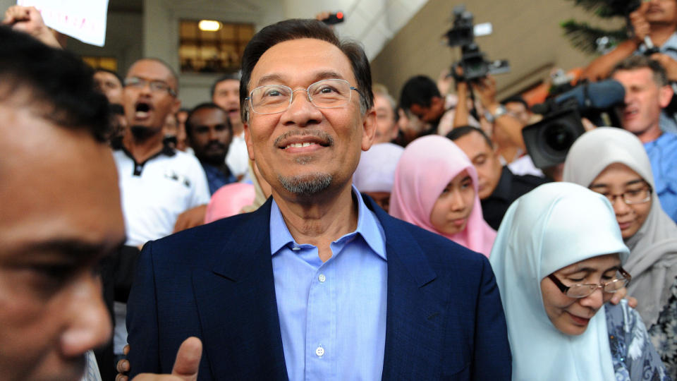 HAR SONET FOR HOMOSEX: N� er Malaysias opposisjonsleder Anwar Ibrahim igjen anklaget for sodomi. Rettssaken er utsatt en rekke ganger, men skal etter planen opp i mars. I 1998 ble han d�mt for sodomi og kastet i fengsel. I 2008 ledet han opposisjonen til en historisk valgseier.Foto: AFP/Saeed KHAN