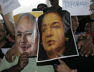 HAR MANGE ST�TTESPILLERE: Her viser opposisjonslederens st�ttespillere hvem de mener egentlig burde v�rt straffet, nemlig statsminister Najib Razak og kona hans Rosmah Mansor. Foto: AP/Lai Seng Sin