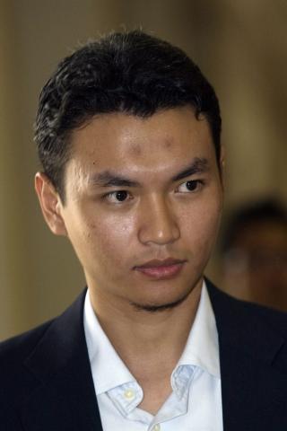 HEVDER HAN BLE TVUNGET TIL SEX: Anwar Ibrahims tidligere medhjelper Mohd Saiful Bukhari Azlan forteller at han sa opp stillingen sin dagen etter at han ble tvunget til sex. Kritikerne mener derimot han er presset til � levere fabrikert vitnem�l mot sin tidligere sjef. Foto: EPA/AHMAD YUSNI