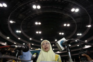 ST�TTER EKTEMANNEN: Wan Azizah Wan Ismail sier ektemannen er utsatt for en ryktekampanje som skal ta fra ham innflytelsen. Ekteparet har seks barn. Foto: AP/Dennis Sabangan