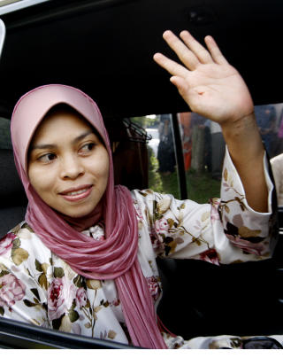 LOVET � FORBEDRE SEG: Kartika Sari Dewi Shukarno har etter arrestasjonen for �ldrikking sagt at hun skal dra p� pilegrimsreise til Mekka. Hun har enn� ikke mottatt stokkeslagene. Foto: AP Photo/Mark Baker