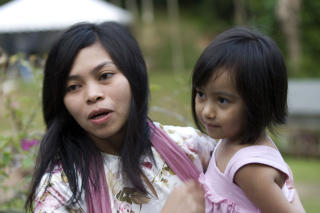 D�MT TIL STOKKESLAG: Den muslimske modellen Kartika Sari Dewi Shukarno (32) ble tatt for � drikke �l. Her er hun sammen med datteren  Wan Kaitlynn Sari Dewi. Foto: AFP/KAMARUL AKHIR