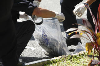 GRISEHODER MOT MUSLIMER: Politiet plukker opp grisehoder som ble plassert utenfor en moske i Kuala Lumpur i slutten av januar. Foto: AP