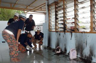 MOSKEER VANDALISERT: Brannvesenet ser p� skadene p� moskeen i Muar. Den ble fors�kt satt fyr p� dagen f�r. Foto: EPA/SHAMSHAHRIN SHAMSUDIN