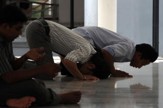 MULTIETNISK OG FLERRELIGI�ST: Majoriteten i Malaysia er muslimer. Landets image som en tolerant, moderat islamsk stat har f�tt noen skudd for baugen denne vinteren. Foto: AFP/Saeed KHAN