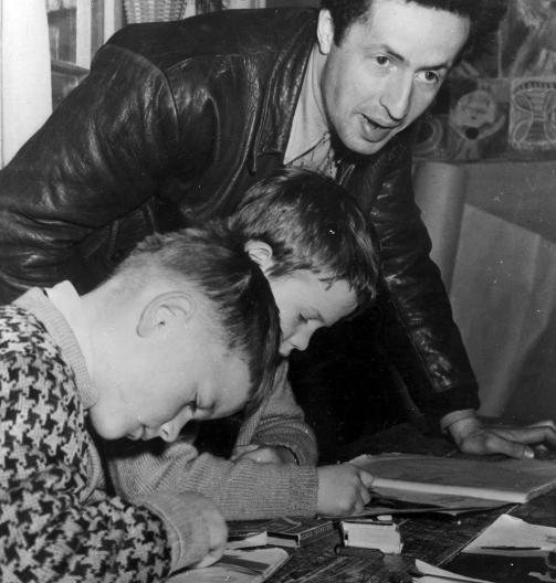 BJ�RNEBOE OG BARNA: Steinerskolen i 1952. Skolen er noe unikt ogs� i dagens samfunn: en luftig, sval, laid-back verden med et annet tempo, mener Rognlien.Foto: Scanpix