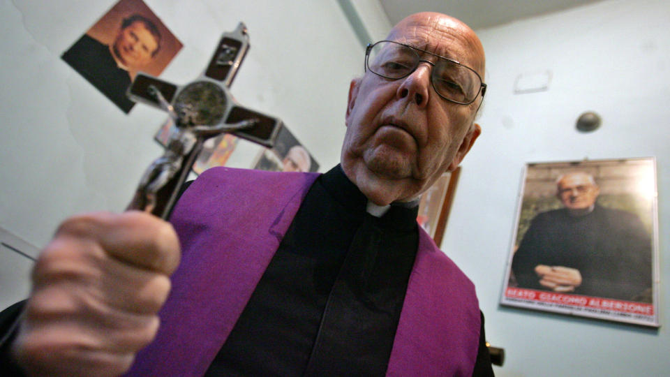 - �SATANS R�YK� I DE HELLIGE ROM: Sjefseksorsist for Vatikanet, presten Gabriele Amorth (85), sier djevelen herjer bystaten. Dette er blant annet forklaringen p� de utallige overgrepsskandalene, mener Amorth, som hevder han har gjennomf�rt 70 000 utdrivelser i l�pet av sine 25 �r. Foto: AFP/GIULIO NAPOLITANO/SCANPIX