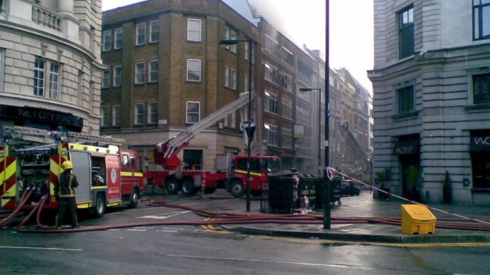  Over 100 brannfolk kjempet mot flammene i �st-London. Student og �yenvitne Lisette Holm (27) sier det var en enorm r�ykutvikling. Foto: PRIVAT