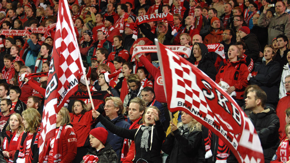 FRAM MED SITAREN: Brann-fansen f�r igjen synge �Nystemten� rett f�r avspark p� Stadion. Tor Endresen blir forsanger f�r kampen mot Haugesund p� l�rdag.Foto: Marit Hommedal, Scanpix