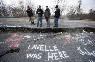 HOVEDVEIEN SPREKKER OPP: Fire menn fra Philadelphia p� bes�k i Centralia ser hvordan den underjordiske brannen har �delagt veien i Centralia. Veien er n� stengt. Foto: AFP/DON EMMERT