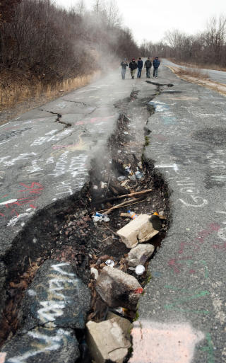 R�YKEN SIVER OPP: I undergrunnen i Centralia foreg�r en enorm brann som ikke lar seg slukke. Foto: AFP/DON EMMERT