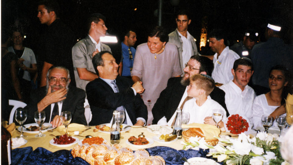 P� hils: Anne Sender hilser p� Israels tidligere statsminister, n� forsvarsminister, Ehud Barak. Til h�yre Michael Melchior, tidligere rabbiner i Oslo