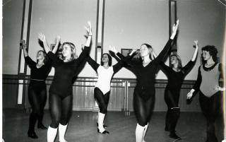 DANSEGLAD: �ret er 1974 og Anne (i hvitt) er p� vei mot stjernene, trodde hun.
