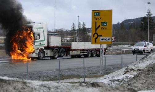 BEGYNNELSEN: De f�rste flammene tar tak. Foto: Harald D�rum