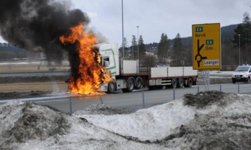 ILDEN TAR TAK: Innen brannmannskapene kommer fram, har flammene f�tt skikkelig tak.  Foto: Harald D�rum