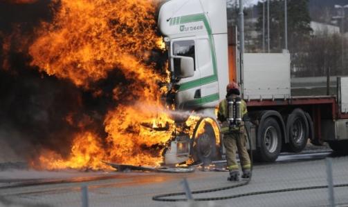 SLUKKER: Brannmannskaper er p� plass og begynner med slukking. Foto: Harald D�rum
