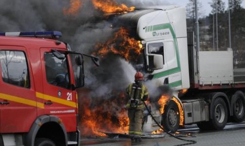 KAMP: Brannmannnskaper er i ferd med � vinne kampen mot flammene. Foto: Harald D�rum