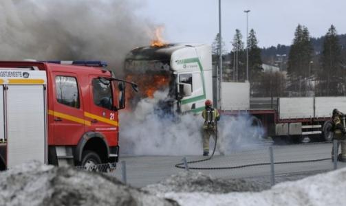 OVERTAK: Brannmannskapene har f�tt overtaket. Foto: Harald D�rum