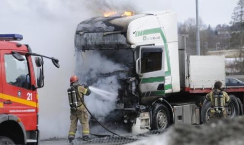 SLUKKET: Brannmannskapene er n�r ved � ha slukket brannen i vogntoget ved Leangen i Trondheim. Foto: Harald D�rum