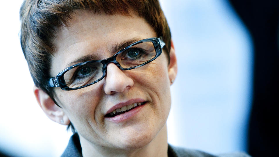 - GJ�R DET VANSKELIGERE: Statssekret�r Heidi S�rensen mener at forskriften til Lisbeth Berg-Hansen (bildet) ikke b�r bli en realitet. Foto: SCANPIX.