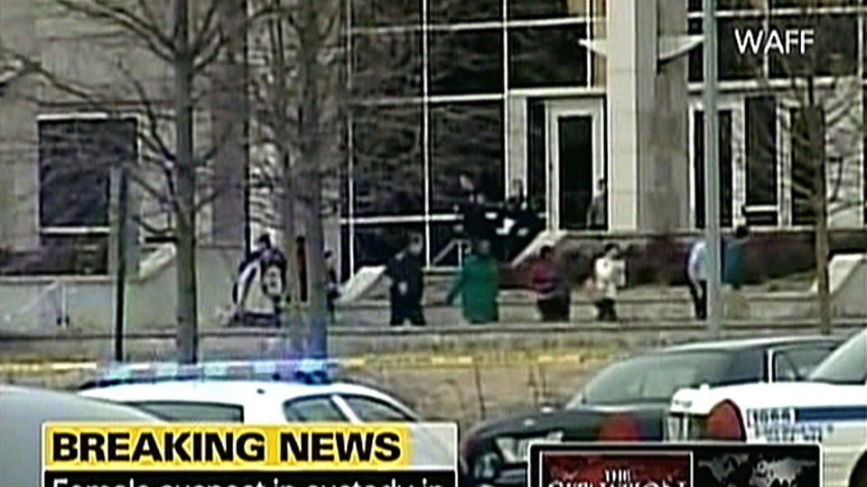 TRE DREPT: Skytingen p� Alabama-Hunstsville-universitetet i USA i februar endte i tragedie. H�yere kriminalitet i USA enn i Europa kan ikke forklares med gener, men m� ses i lys av fattigdom, politikk og klasse, mener Ottar Brox. Foto: AFP