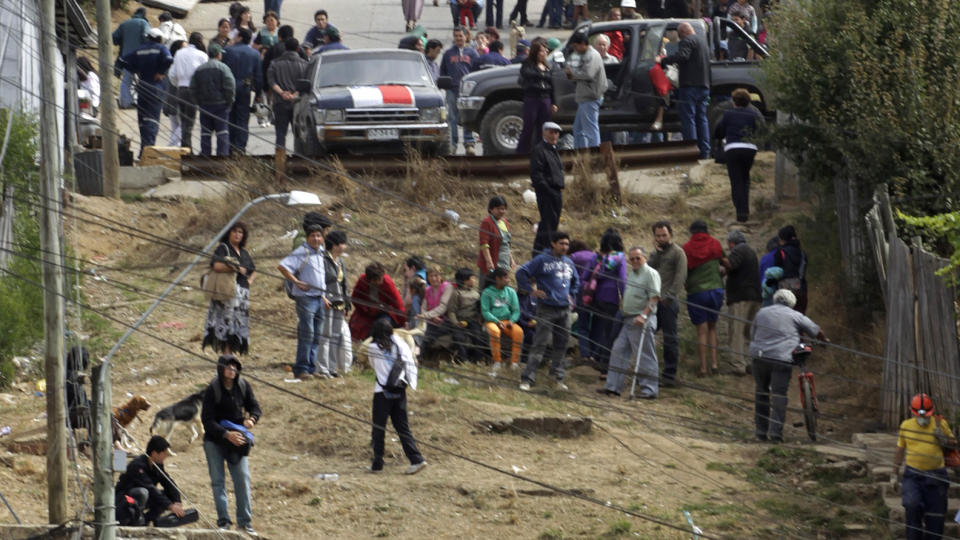FRYKT: Folk trakk utend�rs etter at tsunamivarselet ble meldt. Her st�r innbyggere i byen Constitucion. Foto: REUTERS/David Mercado