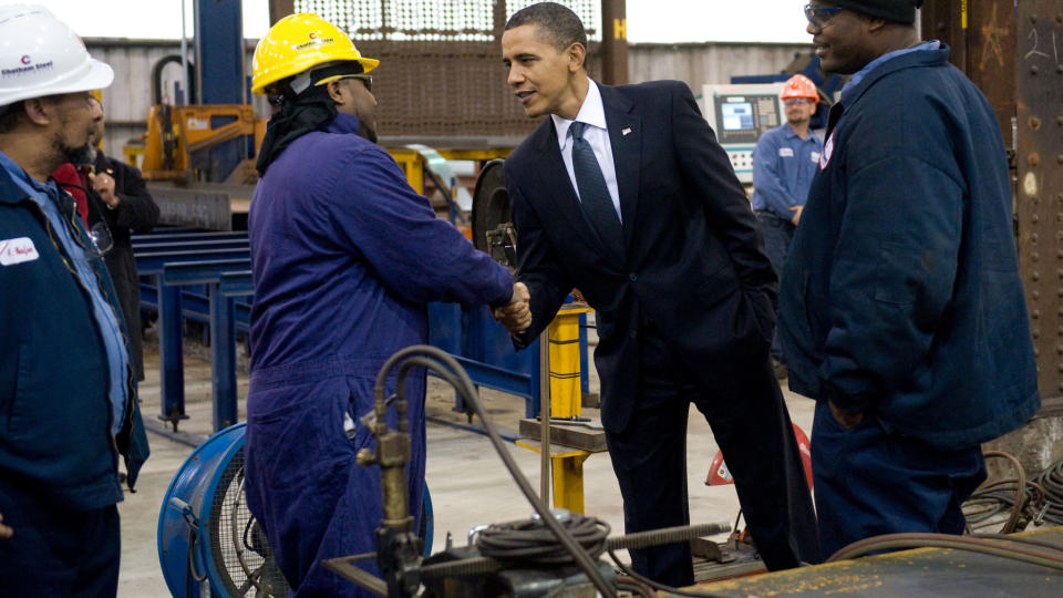 BLIR DET BEDRE: USA m� prioritere en styrking av eksporten, sier president Barack Obama (bildet). Ferske tall viser at underskuddet p� amerikanernes handelsbalanse med utlandet allerede krymper, men dette skyldes f�rst og fremst at importen g�r ned. Samtidig viser tallet p� amerikanere som s�ker om ledighetstrygd at arbeidsmarkedet bedrer seg langsommere enn ventet. Foto: Saul LOEB/AFP