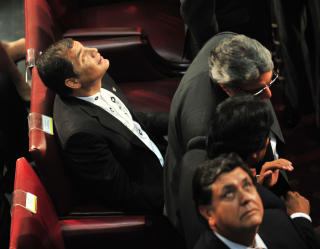 DANSEGLAD: Alan Garcia (foran i bildet), president i Peru. Ecuadors president Rafael Correa titter mot taket under skjelvet. Foto: AFP/MARTIN BERNETTI