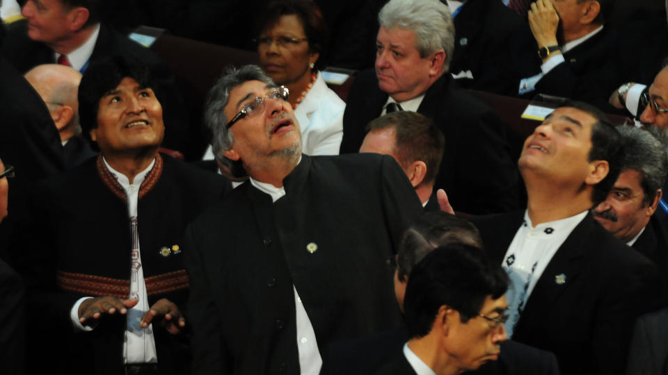 OI, BAKKEN RISTER: Presidentene Evo Morales fra Bolivia, Fernando Lugo fra Paraguay og Rafael Correa fra Ecuador merker at et jordskjelv har rammet Chile. Foto: AFP/CLAUDIO SANTANA