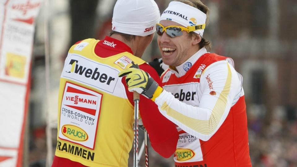 KJEMPET SEG TIL TOPPLASSERING: Petter Northug gir Emil J�nsson en klem etter World Cup sprint langrenn i Drammen torsdag. J�nsson vant, Northug ble nummer to. Foto: Erlend Aas / Scanpix