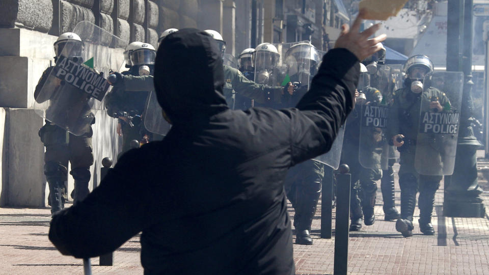 OPPT�YER: Det kom til sammenst�t mellom demonstranter og politi i Aten torsdag. To politimenn ble skadd, mens 16 demonstranter ble arrestert. Foto: REUTERS/Yiorgos Karahalis/SCANPIX