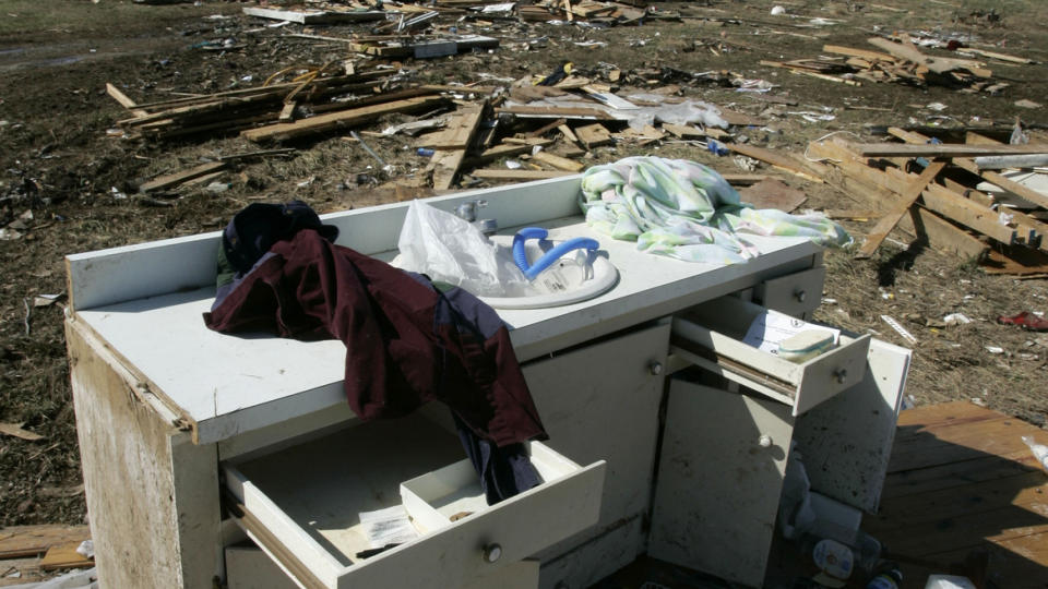 SMADRET: Den vaskeservanten er alt som st�r igjen av Ward Baldridge (79) og kona Ivajean Baldridge sitt hjem i Pearson i Arkansas. Foto: Danny Johnston/AP